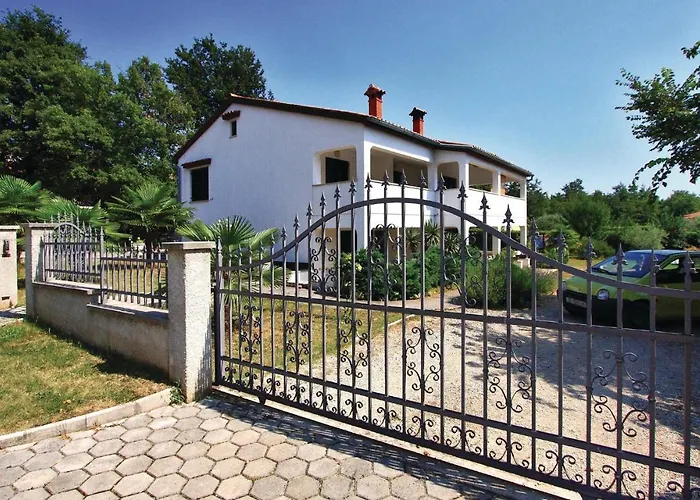 Apartment Hrastova V