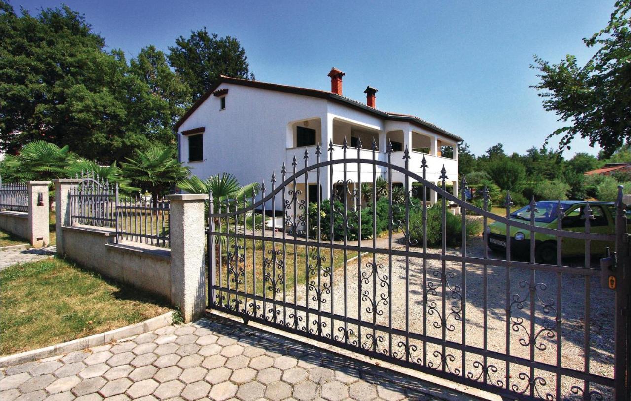 Hrastova V